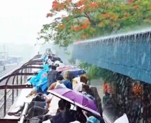 বাংলাদেশ ঈদযাত্রা: ট্রেনের ছাদে যাত্রী, আনন্দও আছে—ঝুঁকিও কম নয়